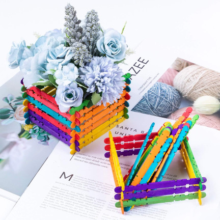 Kreative, bunte Holzstäbchen für Bastelarbeiten und DIY-Projekte, 50 Stück.