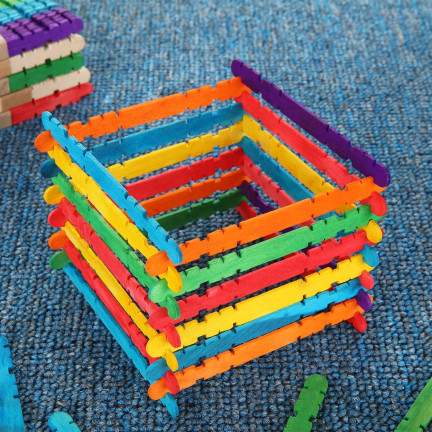 Kreative, bunte Holzstäbchen für Bastelarbeiten und DIY-Projekte, 50 Stück.