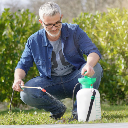 AOK2750 8L Gartenhanddrucksprühgerät mit einstellbarer Leistung und langer Lanze