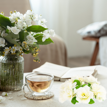 Dekorativer Rosenkranz, Rosen im Kranz, Frühlingsdekoration, Ostern