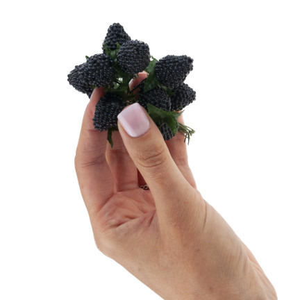 Ein Strauß aus künstlichen Früchten, Himbeeren und Brombeeren auf einem Stiel, Dekoration für einen Gesteck, 12 Früchte