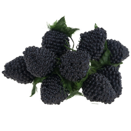 Ein Strauß aus künstlichen Früchten, Himbeeren und Brombeeren auf einem Stiel, Dekoration für einen Gesteck, 12 Früchte