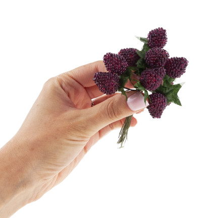 Ein Strauß aus künstlichen Früchten, Himbeeren und Brombeeren auf einem Stiel, Dekoration für einen Gesteck, 12 Früchte