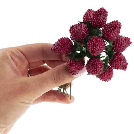 Ein Strauß aus künstlichen Früchten, Himbeeren und Brombeeren auf einem Stiel, Dekoration für einen Gesteck, 12 Früchte