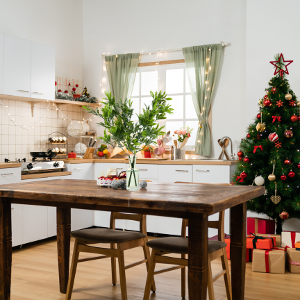 CV37612 – Strauß aus dekorativen Weihnachtszweigen – üppige Dekoration mit Glitzer und Schneeeffekt