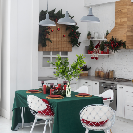 CV37612 – Strauß aus dekorativen Weihnachtszweigen – üppige Dekoration mit Glitzer und Schneeeffekt