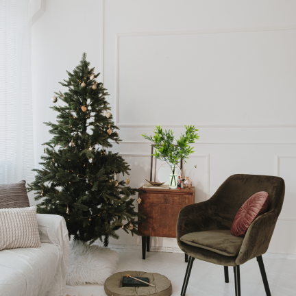 CV37612 – Strauß aus dekorativen Weihnachtszweigen – üppige Dekoration mit Glitzer und Schneeeffekt