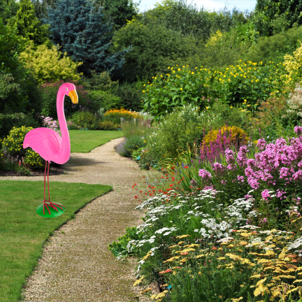 Gartenfigur, Dekoration für den Garten, wie ein lebender Flamingo, der da steht 