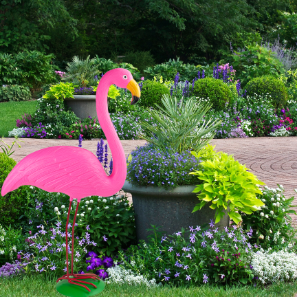 Gartenfigur, Dekoration für den Garten, wie ein lebender Flamingo, der da steht 