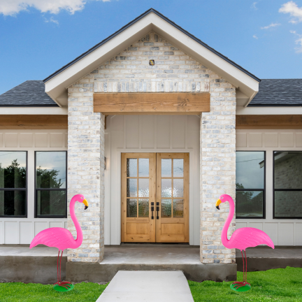 Gartenfigur, Dekoration für den Garten, wie ein lebender Flamingo, der da steht 