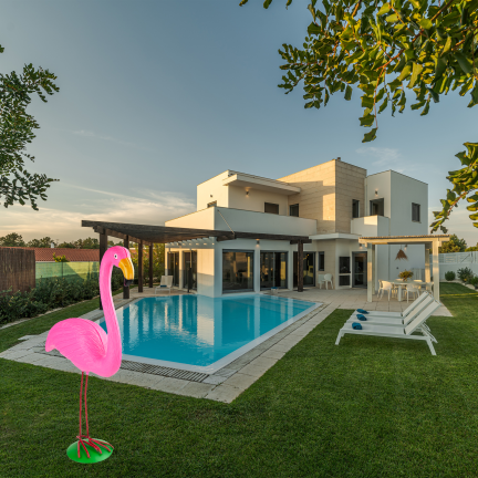 Gartenfigur, Dekoration für den Garten, wie ein lebender Flamingo, der da steht 