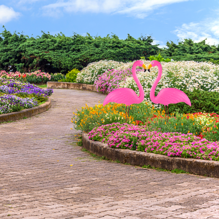 Gartenfigur, Dekoration für den Garten, wie ein lebender Flamingo, der da steht 