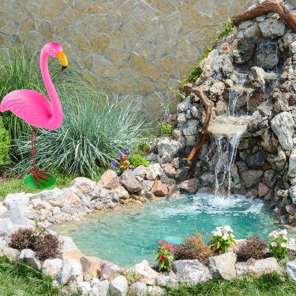 Gartenfigur, Dekoration für den Garten, wie ein lebender Flamingo, der da steht 