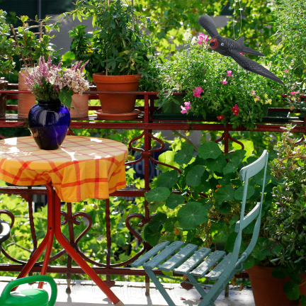 IM033 Schwalbe im Flug – dekorativer Vogelschreck für Balkon, Terrasse und Garten
