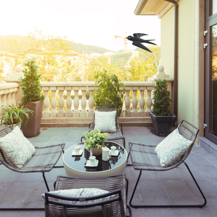 IM033 Schwalbe im Flug – dekorativer Vogelschreck für Balkon, Terrasse und Garten