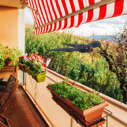 IM033 Schwalbe im Flug – dekorativer Vogelschreck für Balkon, Terrasse und Garten