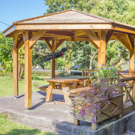 IM033 Schwalbe im Flug – dekorativer Vogelschreck für Balkon, Terrasse und Garten