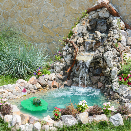 IM037 – Dekorativer Frosch aus Kunststoff auf einem Tulpenblatt für den Teich