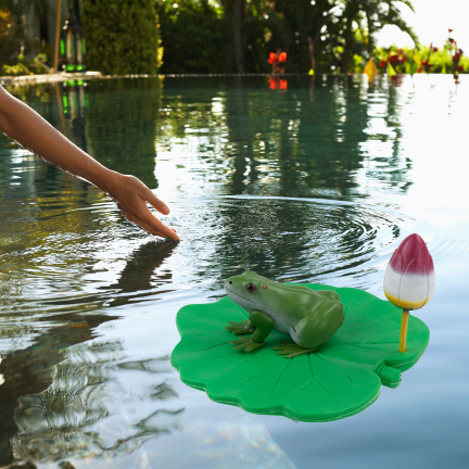 IM037 – Dekorativer Frosch aus Kunststoff auf einem Tulpenblatt für den Teich