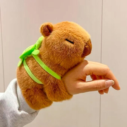 TG81323 CAPYBARA MIT RUCKSACK PLÜSCH MASCOTCHEN GESCHENK MICKEY KAPI