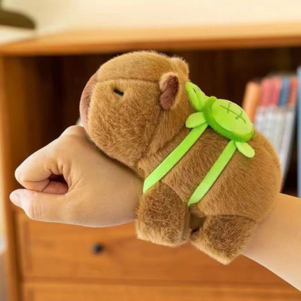 TG81323 CAPYBARA MIT RUCKSACK PLÜSCH MASCOTCHEN GESCHENK MICKEY KAPI