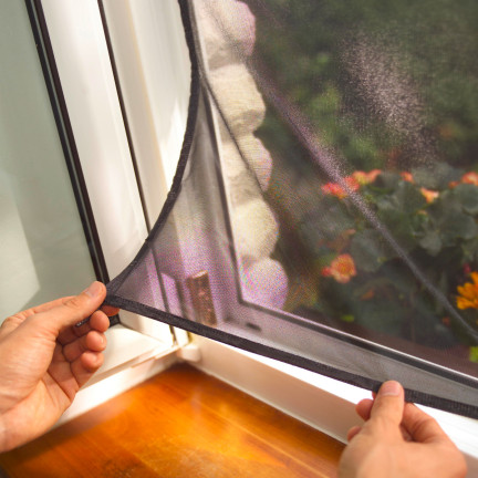ZZ80 Moskitonetz für Fenster 130x150 + schwarzes Moskitoschutzmittel