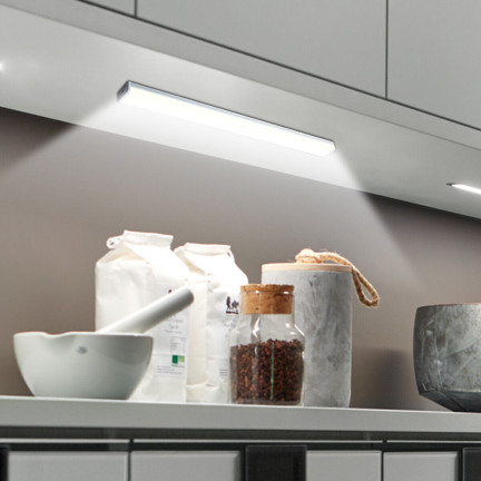 Selbstklebende Lampe mit Bewegungsmelder, Unterbauleuchte, für Schränke und Kleiderschränke, weiß, 1 Stück