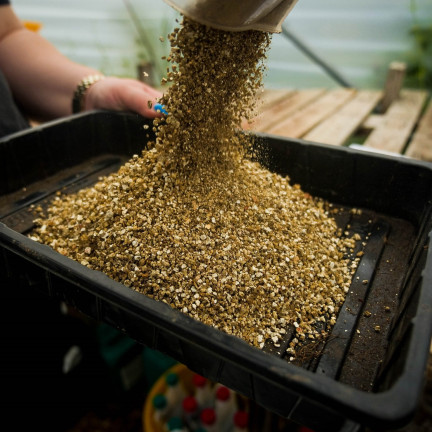 Vermiculit für den Garten, Bodenzusatz, Bodenlockerung, Biovita, 4 l, 1–5 mm