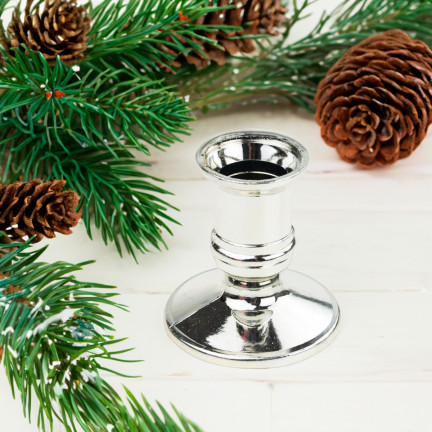 TG51852 EINZELKONUS-KERZENLÄUFER AUS PLASTIK FÜR LANGE KERZEN SILBER für einen Weihnachtsgottesdienst