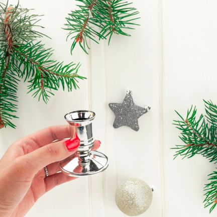 TG51852 EINZELKONUS-KERZENLÄUFER AUS PLASTIK FÜR LANGE KERZEN SILBER für einen Weihnachtsgottesdienst