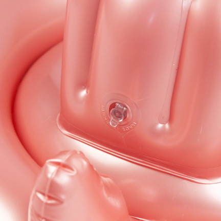 TG67349 AUFBLASBARES FLAMINGORAD MIT SITZ FÜR KINDER