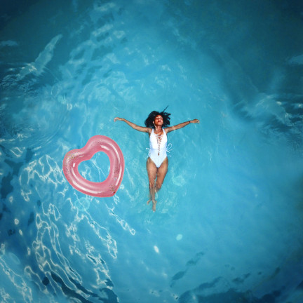 TG67359 AUFBLASBARES HERZRAD ROSA MIT SCHWIMMENDEN PAILLETTEN