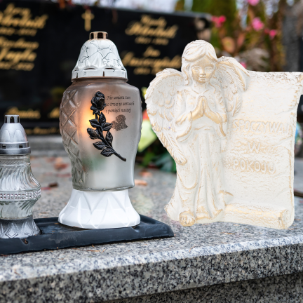 TG70368 Betonfigur für den Friedhof: Engel „Ruhe in Frieden“