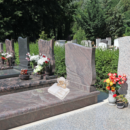 TG70369 – Betonfigur für den Friedhof: Engel auf einem Buch mit der Aufschrift „Ruhe in Frieden“