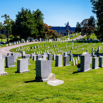 TG70369 – Betonfigur für den Friedhof: Engel auf einem Buch mit der Aufschrift „Ruhe in Frieden“