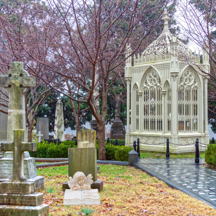 TG70369 – Betonfigur für den Friedhof: Engel auf einem Buch mit der Aufschrift „Ruhe in Frieden“