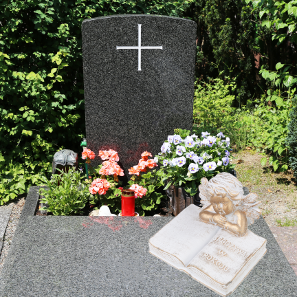 TG70369 – Betonfigur für den Friedhof: Engel auf einem Buch mit der Aufschrift „Ruhe in Frieden“