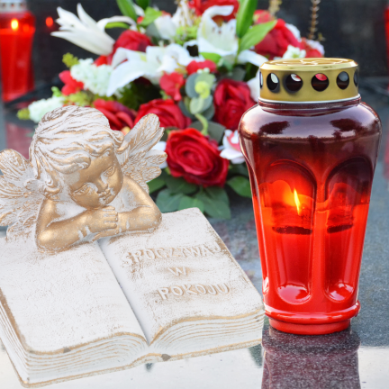 TG70369 – Betonfigur für den Friedhof: Engel auf einem Buch mit der Aufschrift „Ruhe in Frieden“
