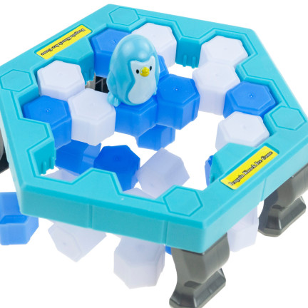 TG71161 – Geschicklichkeitsspiel mit Pinguinen: Eine Familie, die Eisblöcke zerschlägt – Eisfalle mit Pinguinen