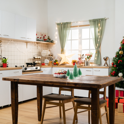 TG75847 Set mit 4 verschneiten Weihnachtsbäumen auf Ständern, Weihnachtsdekoration aus Draht