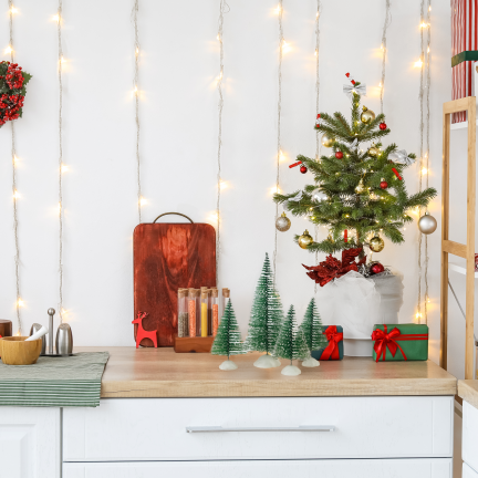 TG75847 Set mit 4 verschneiten Weihnachtsbäumen auf Ständern, Weihnachtsdekoration aus Draht