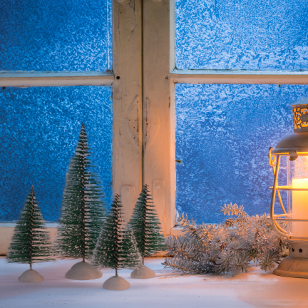 TG75847 Set mit 4 verschneiten Weihnachtsbäumen auf Ständern, Weihnachtsdekoration aus Draht
