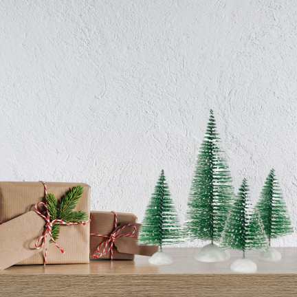 TG75847 Set mit 4 verschneiten Weihnachtsbäumen auf Ständern, Weihnachtsdekoration aus Draht