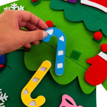 TG76362 Filz-Weihnachtsbaum mit selbstklebenden Verzierungen – kreativer Weihnachtsbaum