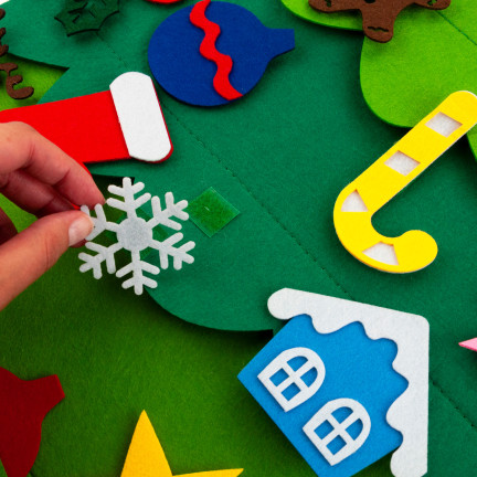 TG76362 Filz-Weihnachtsbaum mit selbstklebenden Verzierungen – kreativer Weihnachtsbaum