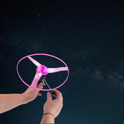 TG77580 FLIEGENDE SCHEIBE LAUNCHER PROPELLER LEUCHTET RGB GROSS