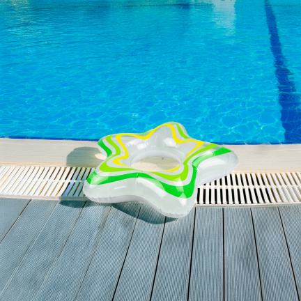 TG77799 AUFBLASBARES SCHWIMM-STERNRAD FÜR KINDER-STRAND-POOL