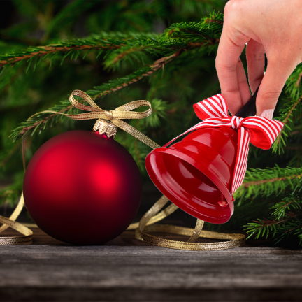 TG78068 – rote Metallglocke mit Schleife – elegante Weihnachtsdekoration