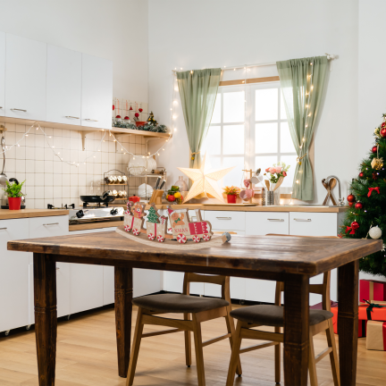TG80165 Weihnachtszug aus Holz – farbenfrohe Weihnachtsdekoration, 23 cm