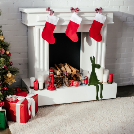 TG83729-8 – Flockiertes sitzendes Rentier als Weihnachtsdekoration